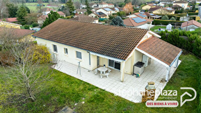 Maison de 130m², 5 chambres, sur sous-sol complet semi-enterré : garage de près de 125m² et 1080m² de terrain au centre de Chalamont!