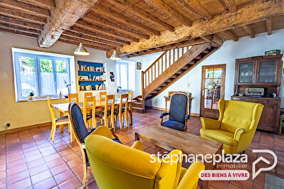 Ferme rénovée avec cachet de 171m², 4 chambres, terrain de 412m² et belles prestations (plancher chauffant via PAC, adoucisseur...).