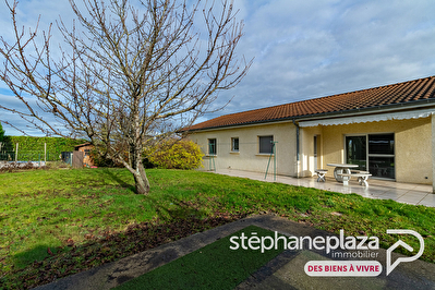 Maison de 130m², 5 chambres, sur sous-sol complet semi-enterré : garage de près de 125m² et 1080m² de terrain au centre de Chalamont!