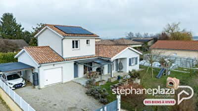 Maison récente de 2018 : 134m² habitables, 5 chambres + 1 bureau, garage + carport sur un terrain de 747m² avec terrasse, piscine et potager