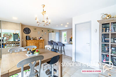 Maison récente de 2018 : 134m² habitables, 5 chambres + 1 bureau, garage + carport sur un terrain de 747m² avec terrasse, piscine et potager
