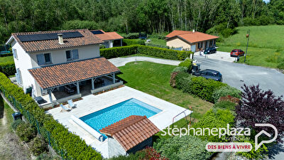Maison de 2014 de 109m² - 918m² de terrain, piscine, terrasse et garage à VERSAILLEUX