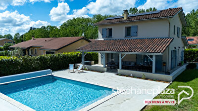 Maison de 2014 de 109m² - 918m² de terrain, piscine, terrasse et garage à VERSAILLEUX