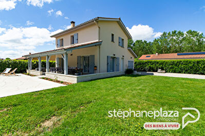 Maison de 2014 de 109m² - 918m² de terrain, piscine, terrasse et garage à VERSAILLEUX