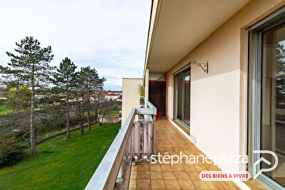 Appartement Peronnas 5 pièce(s) 98 m2 avec grand balcon terrasse et cave