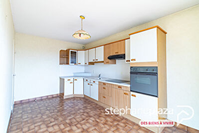 Appartement Peronnas 5 pièce(s) 98 m2 avec grand balcon terrasse et cave