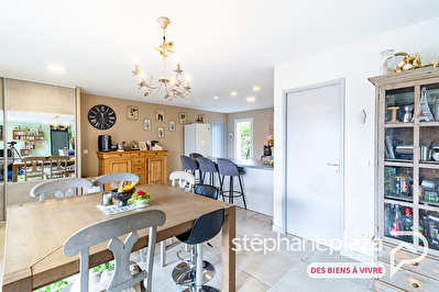 Maison récente de 2018 : 134m² habitables, 5 chambres + 1 bureau, garage + carport sur un terrain de 747m² avec terrasse, piscine et potager