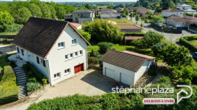 Maison rénovée 173m² habitables, 4 chambres, 100m² de sous-sol semi-enterré + garage double indépendant de 37m² - à CHALAMONT