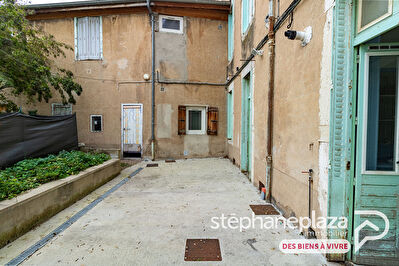 Appartement 5 pièces 106 m² en RDC - terrasse et caves - copro bénévole