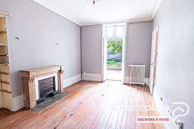 Appartement 5 pièces 106 m² en RDC - terrasse et caves - copro bénévole
