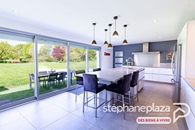 Corps de ferme rénové de 273 m² habitables - 4 chambres + bureau + salle de jeux, parc arboré et clos de 2034m²!