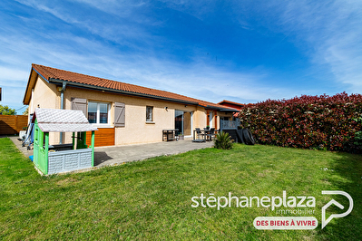 Maison PLAIN-PIED 118.7m² au centre de VILLARS-LES-DOMBES - 3 chambres + salle de jeux sur 504m² de terrain aménagé.