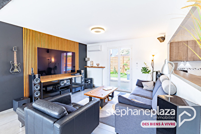 Maison PLAIN-PIED 118.7m² au centre de VILLARS-LES-DOMBES - 3 chambres + salle de jeux sur 504m² de terrain aménagé.