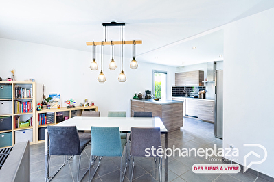 Maison de 2014 de 109m² - 918m² de terrain, piscine, terrasse et garage à VERSAILLEUX