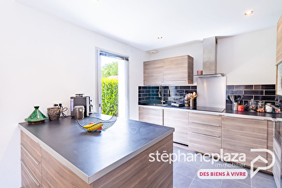 Maison de 2014 de 109m² - 918m² de terrain, piscine, terrasse et garage à VERSAILLEUX