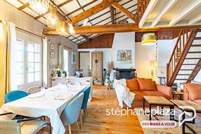 Fermette rénovée de 171m², 3 chambres + pièce annexe, dépendances aménageables et 914m² de terrain à PEROUGES