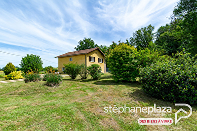 Propriété composée d'une maison entièrement rénovée de 133m² habitables sur 3164m² de terrain, avec piscine !