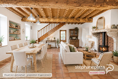 Maison de village avec cachet et charme de 171m², 4 chambres + espace bureau, dépendance, jardin et 2 places de stationnement au centre de St Maurice de Gourdans !