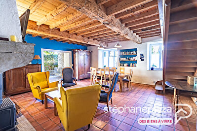 Maison de village avec cachet et charme de 171m², 4 chambres + espace bureau, dépendance, jardin et 2 places de stationnement au centre de St Maurice de Gourdans !