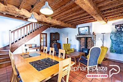 Maison de village avec cachet et charme de 171m², 4 chambres + espace bureau, dépendance, jardin et 2 places de stationnement au centre de St Maurice de Gourdans !