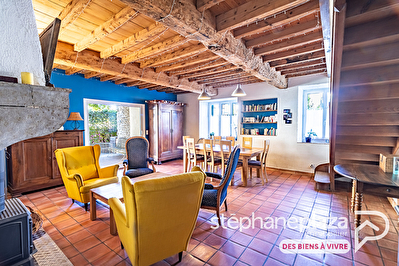 Maison de village avec cachet et charme de 171m², 4 chambres + espace bureau, dépendance, jardin et 2 places de stationnement au centre de St Maurice de Gourdans !