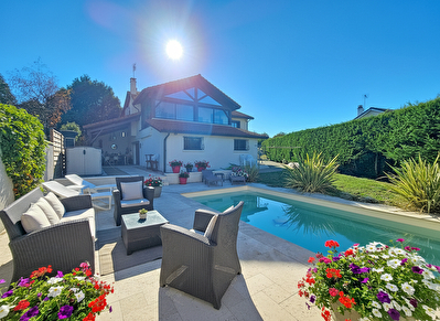 Maison 10 pièces 167 m² · à Guéreins · 167 m² · 525 000 €