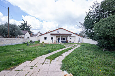 Maison familiale 9 Pièces aux beaux volumes ? fort potentiel