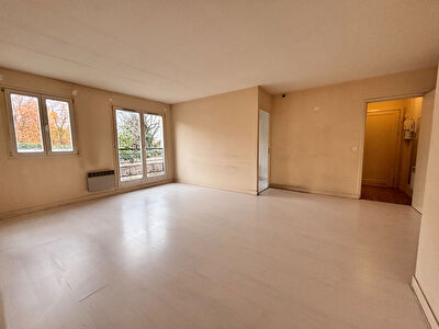 Spacieux appartement T2 avec deux balcons et stationnement - Plein coeur de la commune