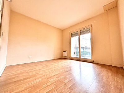 Spacieux appartement T2 avec deux balcons et stationnement - Plein coeur de la commune