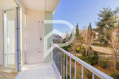 BELLE DE MAI - 13003 - APPARTEMENT T4 AVEC LOGGIA  ENTIEREMENT REFAIT Appartement Marseille 4 pièce(s) 72.70 m2