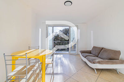 BELLE DE MAI - 13003 - APPARTEMENT T4 AVEC LOGGIA  ENTIEREMENT REFAIT Appartement Marseille 4 pièce(s) 72.70 m2