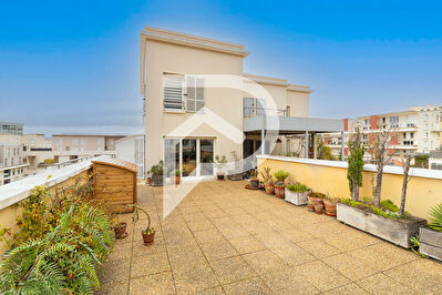 Sublime Appartement Marseille T5 de 130 m2 + terrasse de 130m2 et 2 places de parking PMR