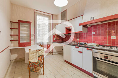 A saisir grand T3 de 75m2 dans bel immeuble ancien.