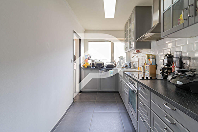 CASTELLANE - 13006 MARSEILLE - Magnifique T4 de 108 m2 rénové-  3 chambres