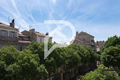 Appartement  Bd CHAVE  quartier  CAMAS  vue Notre Dame - T3  de 79 m2 avec  Cave , box  fermé  . Marseille 13005