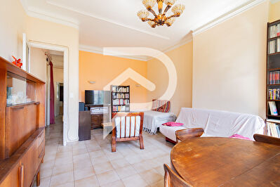 Appartement  Bd CHAVE  quartier  CAMAS  vue Notre Dame - T3  de 79 m2 avec  Cave , box  fermé  . Marseille 13005