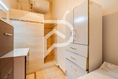 Appartement  Bd CHAVE  quartier  CAMAS  vue Notre Dame - T3  de 79 m2 avec  Cave , box  fermé  . Marseille 13005