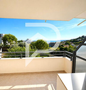 Appartement T3 lumineux avec vue mer,terrasse et box.