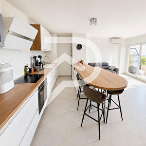 Appartement T3 lumineux avec vue mer,terrasse et box.
