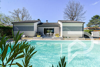 Maison récente de plain-pied avec jardin, terrasses et piscine