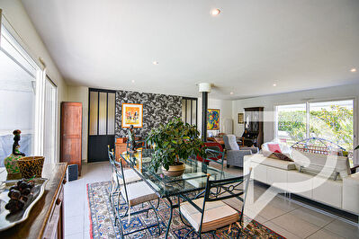 Maison récente de plain-pied avec jardin, terrasses et piscine