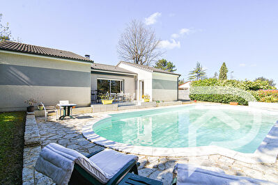Maison récente de plain-pied avec jardin, terrasses et piscine