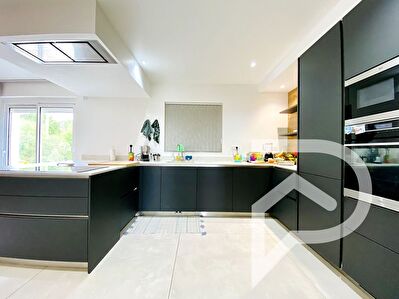 Maison de plain-pied-  260m2 de garage - grand jardin plat