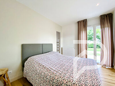 Maison de plain-pied-  260m2 de garage - grand jardin plat