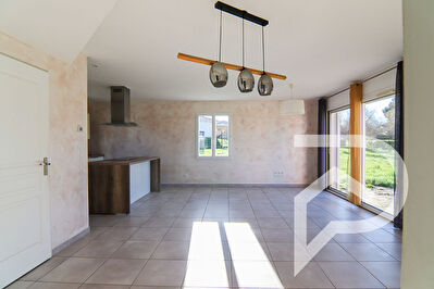 Maison de 2018 de plain pied -  grand jardin et piscine - proche centre ville