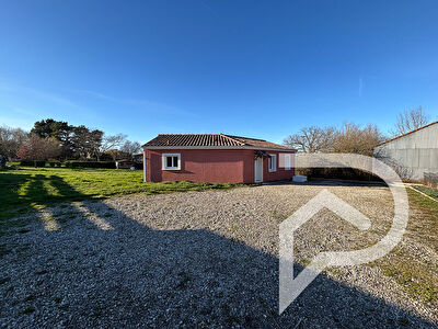 Maison de 2018 de plain pied -  grand jardin et piscine - proche centre ville