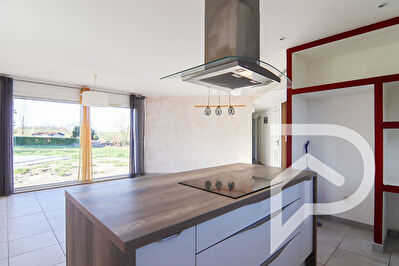 Maison de 2018 de plain pied -  grand jardin et piscine - proche centre ville