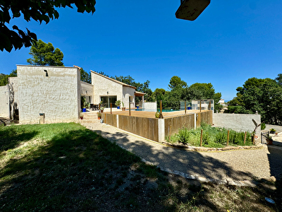 Maison Laudun l'Ardoise - 6 pièces - 305 m² avec gîte.
