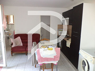 Logement mitoyen de 2 pièces avec jardinet, POUILLON centre bourg.