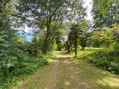 Demeure de charme, 9 pièces 267 m² et ses dépendances sur 2 Hectares, POUILLON